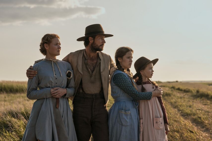 Little House on the Prairie. (L to R) Crosby Fitzgerald as Caroline Ingalls, Luke Bracey as Charles Ingalls, Skywalker Hughes as Mary Ingalls, Alice Halsey as Laura Ingalls in episode 102 of Little House on the Prairie. Cr. Eric Zachanowich/Netflix © 2026