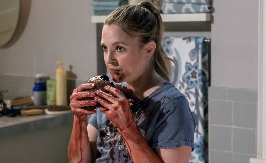 SANTA CLARITA DIET, Drew Barrymore, (Season 1, ep. 107, airs Feb. 3, 2017). photo: Saeed Adyani / ©Netflix / Courtesy: Everett Collection