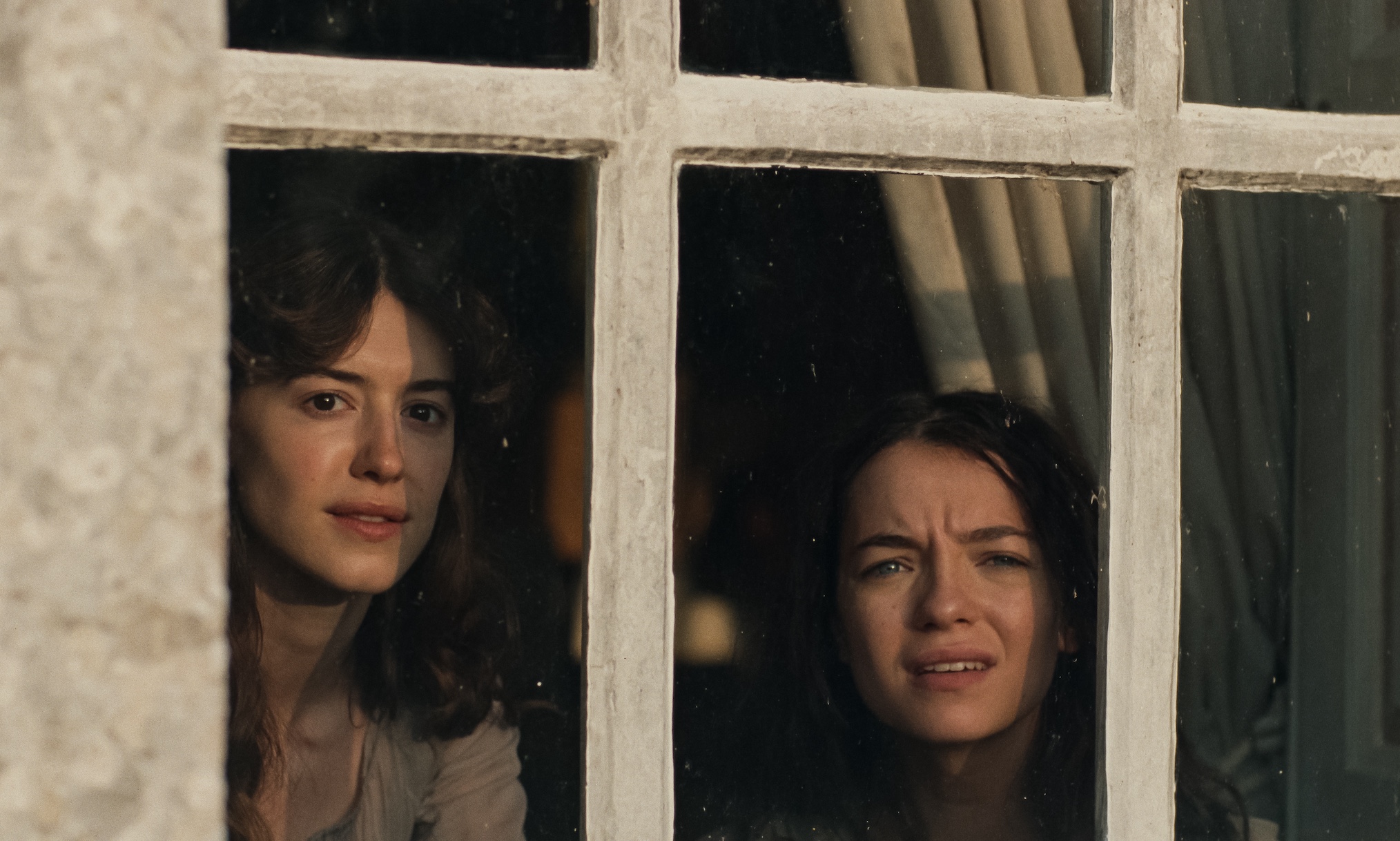 Daisy Edgar-Jones stars as Elinor Dashwood and Esmé Creed-Miles as Marianne Dashwood in SENSE AND SENSIBILITY, a Focus Features release.