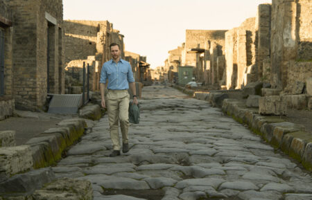 Tom Hiddleston walks through the streets of Pompeii. (National Geographic/Paolo Verzone)