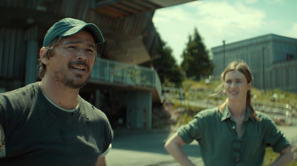 Josh Hartnett as Calvin Penney with Mackenzie Davis as Fonda in Netflix's Below