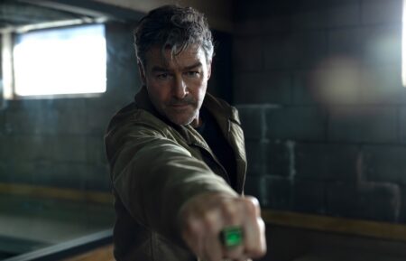 Lanterns - Kyle Chandler - Season 1