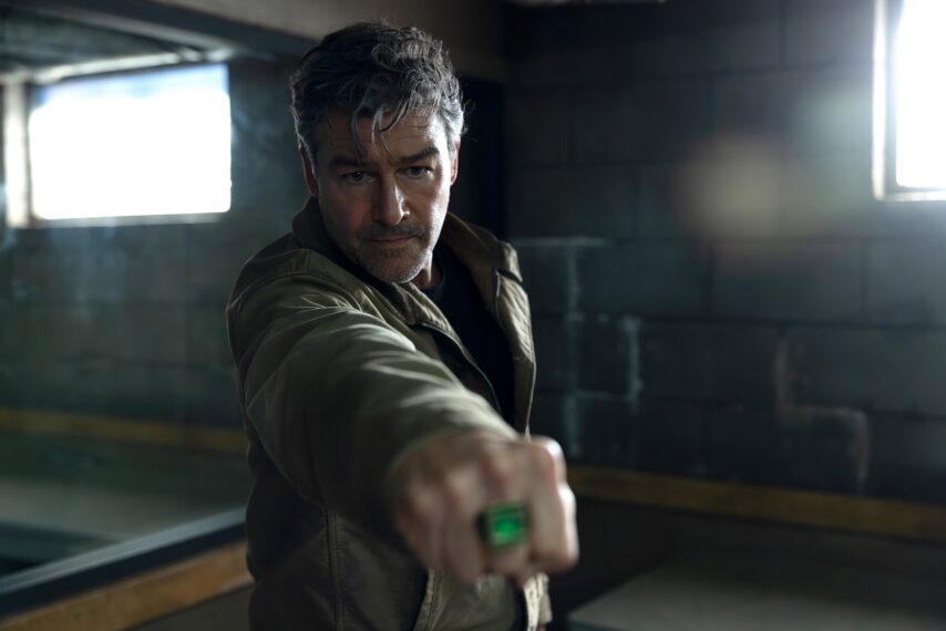 Lanterns - Kyle Chandler - Season 1