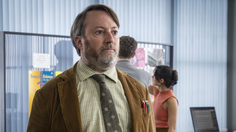 John ‘Ludwig’ Taylor (DAVID MITCHELL),DESCRIPTION:**1st LOOK** Embargoed until 19:00hrs Wednesday 15th April 2026.,COPYRIGHT:Big Talk Studios,CREDIT LINE:BBC/Big Talk Studios /Olly Courtney