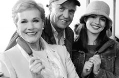 Julie Andrews, Garry Marshall, and Anne Hathaway behind the scenes of 'The Princess Diaries'