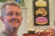 Ken Jennings standing next to a pile of 100 pieces of bacon