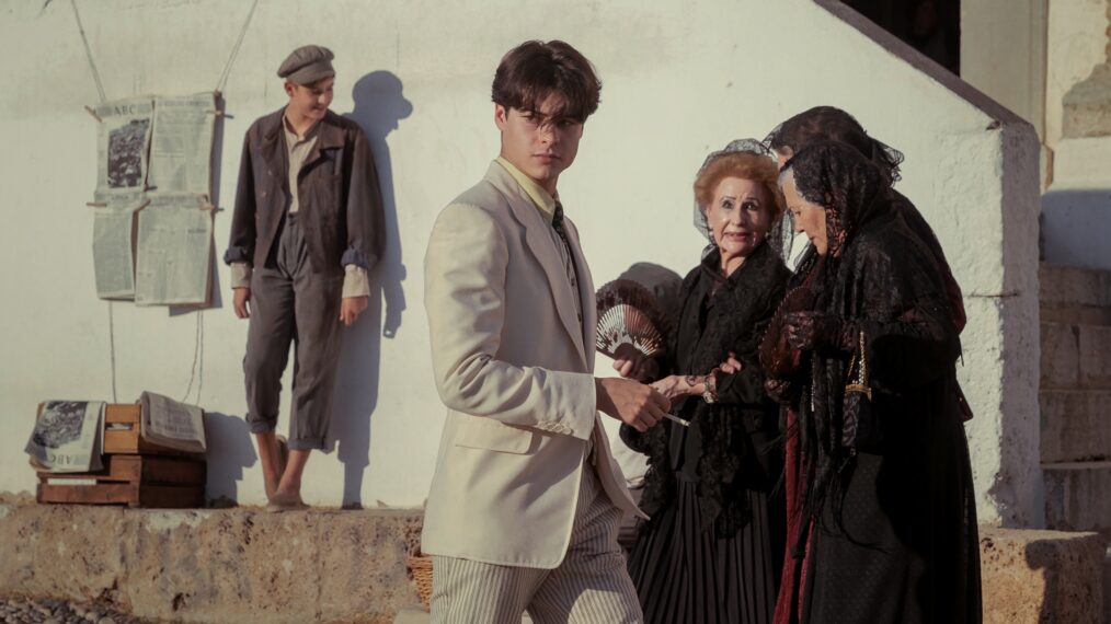 Milo Quifes as Carlos in 'La Bola Negra'
