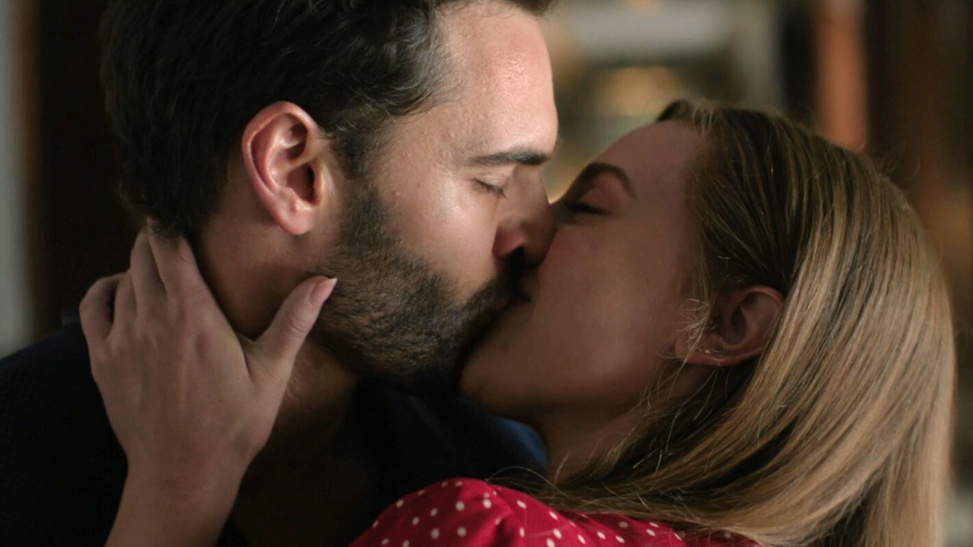 Lili Reinhart and Tom Bateman in 'The Love Hypothesis'