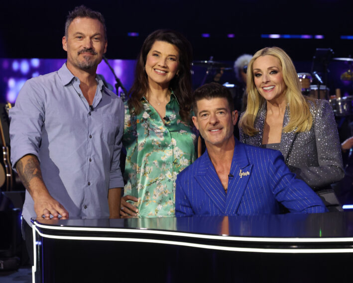 NAME THAT TUNE: Brian Austen Green and Daphne Zuniga in the "It's a '90s Halloween" episode of NAME THAT TUNE airing Monday, Oct. 12 (8:00-9:00 PM ET/PT) on FOX. CR: Lorraine O'Sullivan/FOX. ©2026 FOX Media LLC