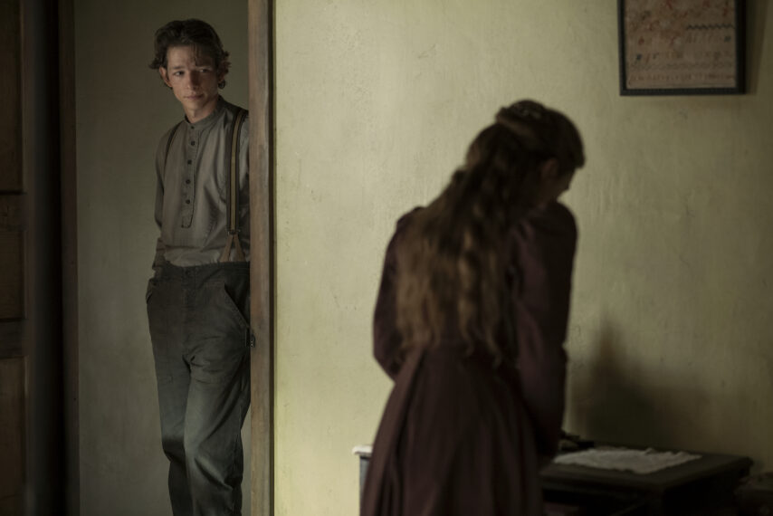 Mike Faist as Charles Trask, Florence Pugh as Cathy Ames in 'East of Eden'