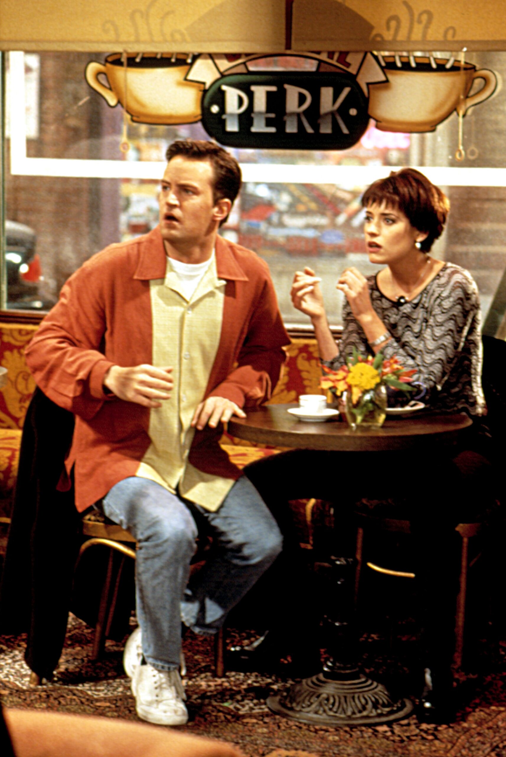 Matthew Perry, Paget Brewster in 'Friends' Season 4