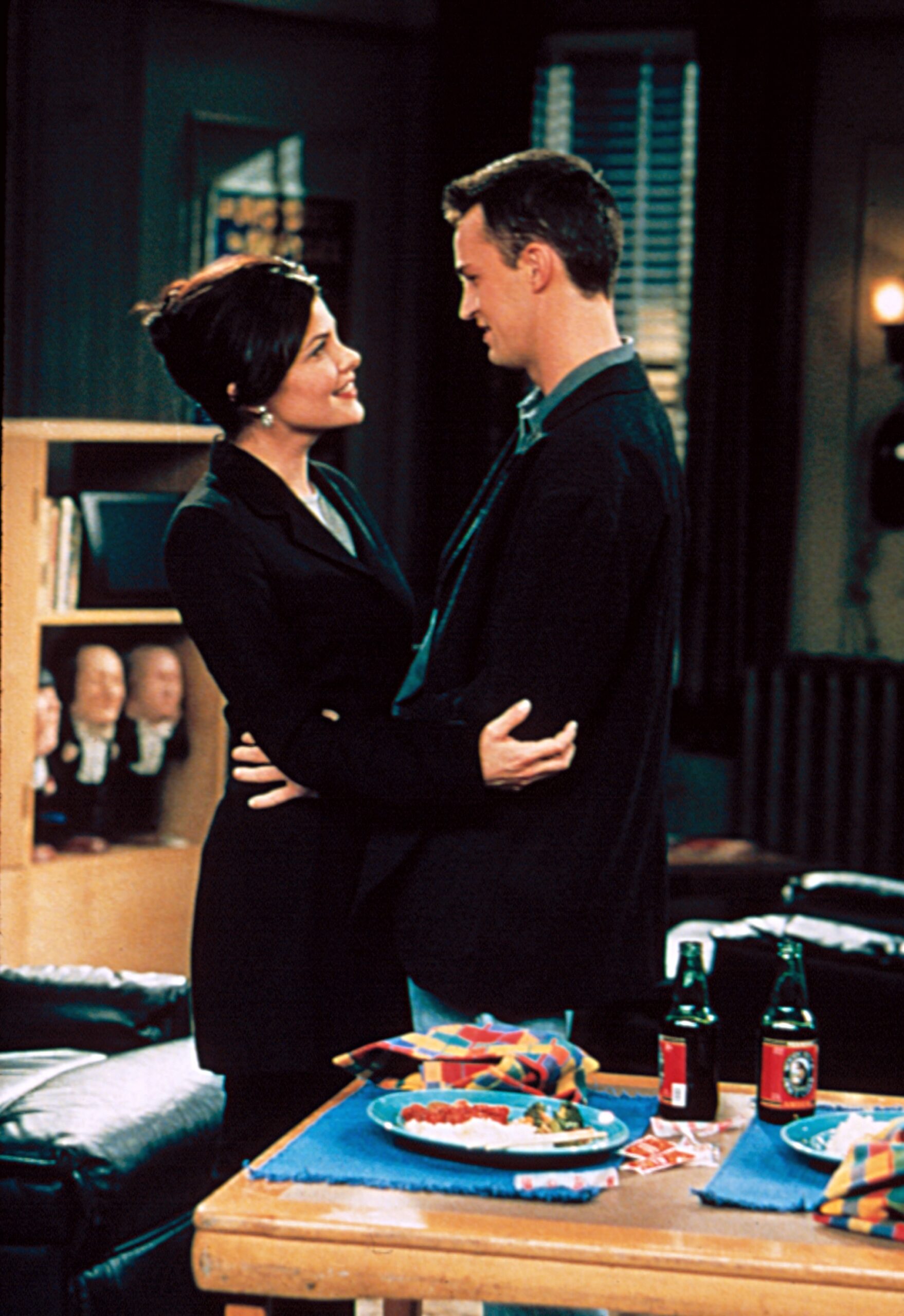 Sherilyn Fenn, Matthew Perry in 'Friends' Season 3