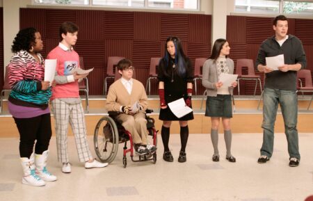 Amber Riley, Chris Colfer, Kevin McHale, Jenna Ushkowitz, Lea Michele, and Cory Monteith in 'Glee'