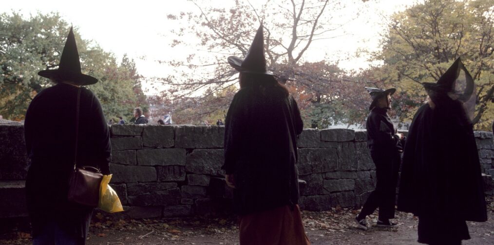UNITED STATES - CIRCA 1900: Halloween In Salem, United States - Four witches in the Salem, Massachusetts cemetery-. (Photo by Francois LE DIASCORN/Gamma-Rapho via Getty Images)